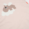 Done by Deer Delantal Impermeable para Niños - Rosado destacando su diseño práctico y colores vibrantes.
