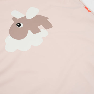 Done by Deer Delantal Impermeable para Niños - Rosado destacando su diseño práctico y colores vibrantes.
