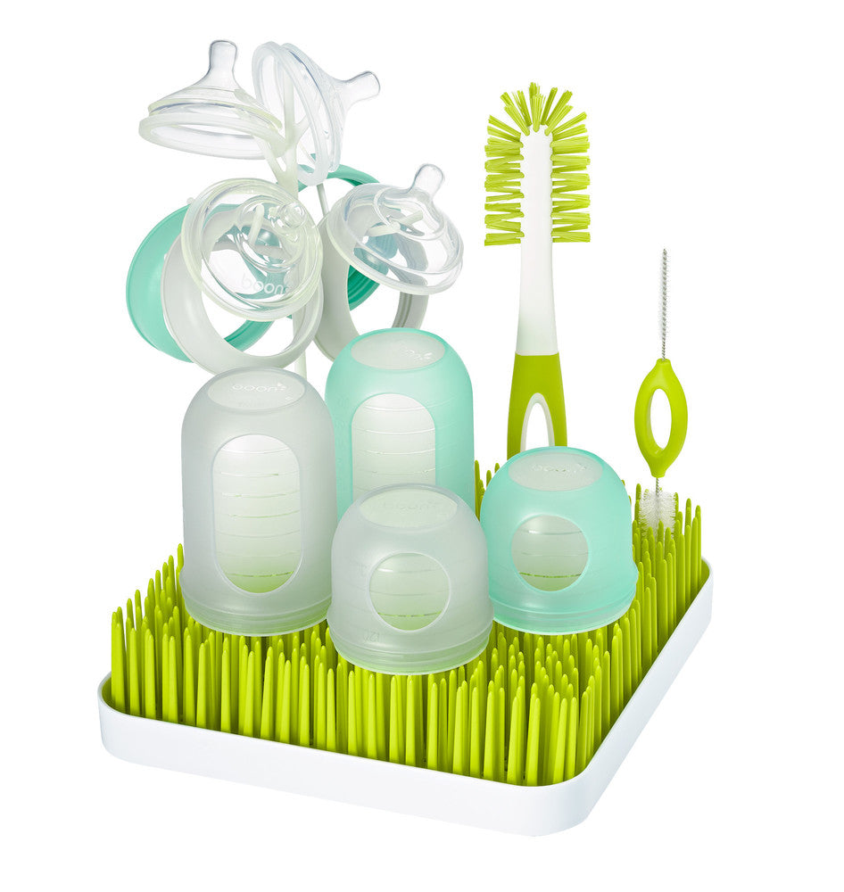 Set mamaderas y accesorios un set de partida genial y practico de boon con 4 mamaderas y cepillos de limpieza de mamaderas en uso.