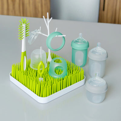 Set mamaderas y accesorios un set de partida genial y practico de boon con 4 mamaderas y cepillos de limpieza de mamaderas. foto ambientada