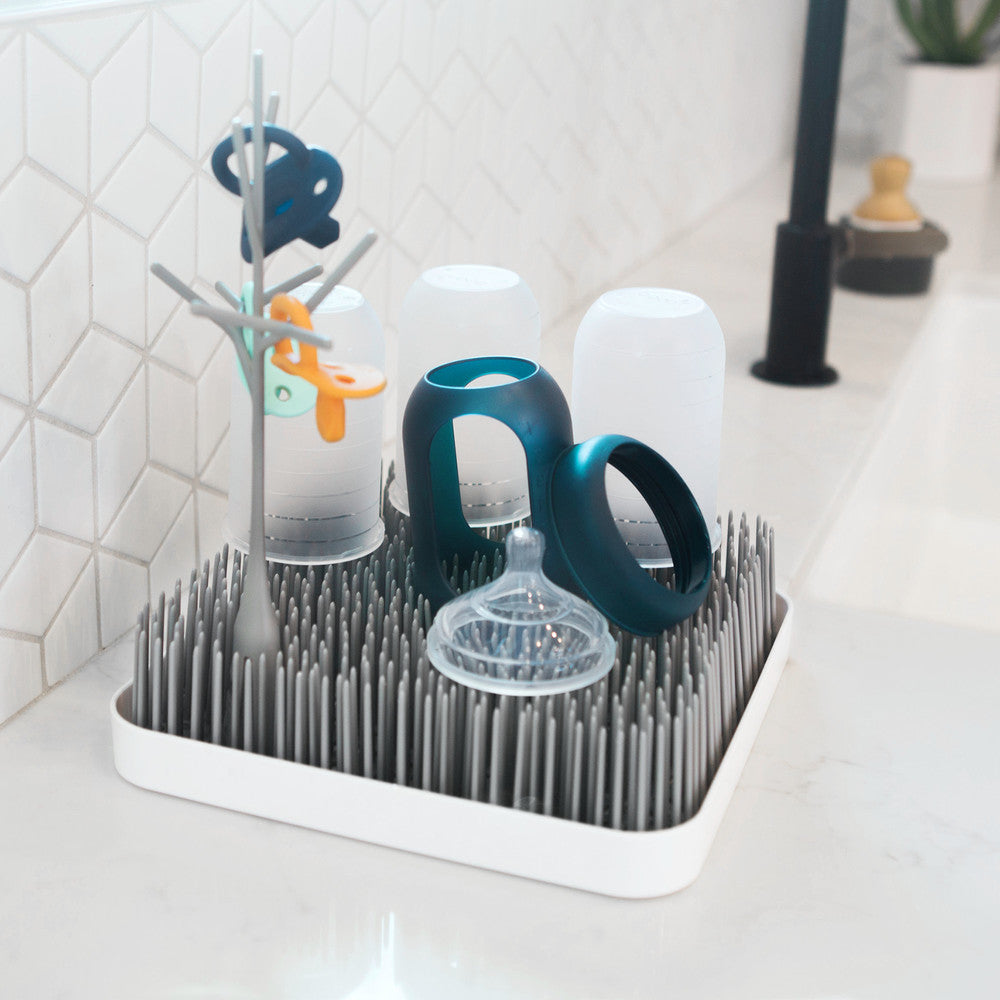 Boon Grass Secador de Mamaderas Gris, un accesorio elegante y funcional para la cocina.