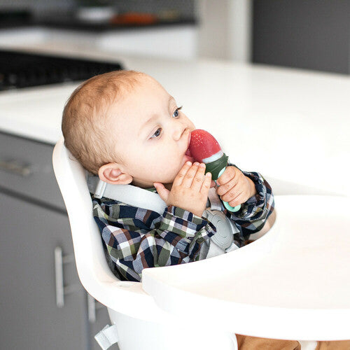 Mordedor de fruta Boon facilita los primeros pasos a comer solo de tu bebe. A parte alivia las envias.