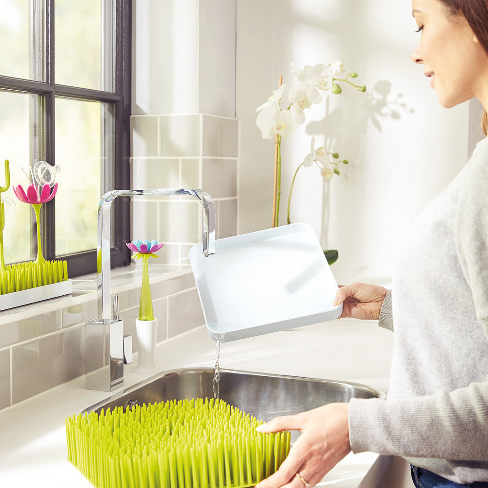 Detalle del diseño del Boon Grass Secador de Mamaderas Verde, eficiente y compacto para la cocina.