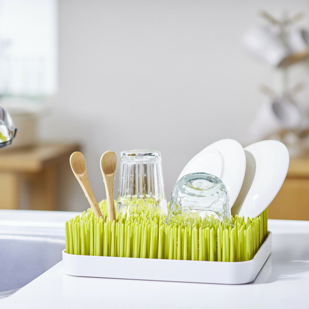 Su diseño compacto y funcional organiza y seca de manera eficiente, manteniendo la higiene en la cocina.