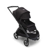 Coche Bugaboo Dragonfly en color negro, desplegado y listo para paseo, ideal para uso urbano gracias a su diseño compacto y elegante.