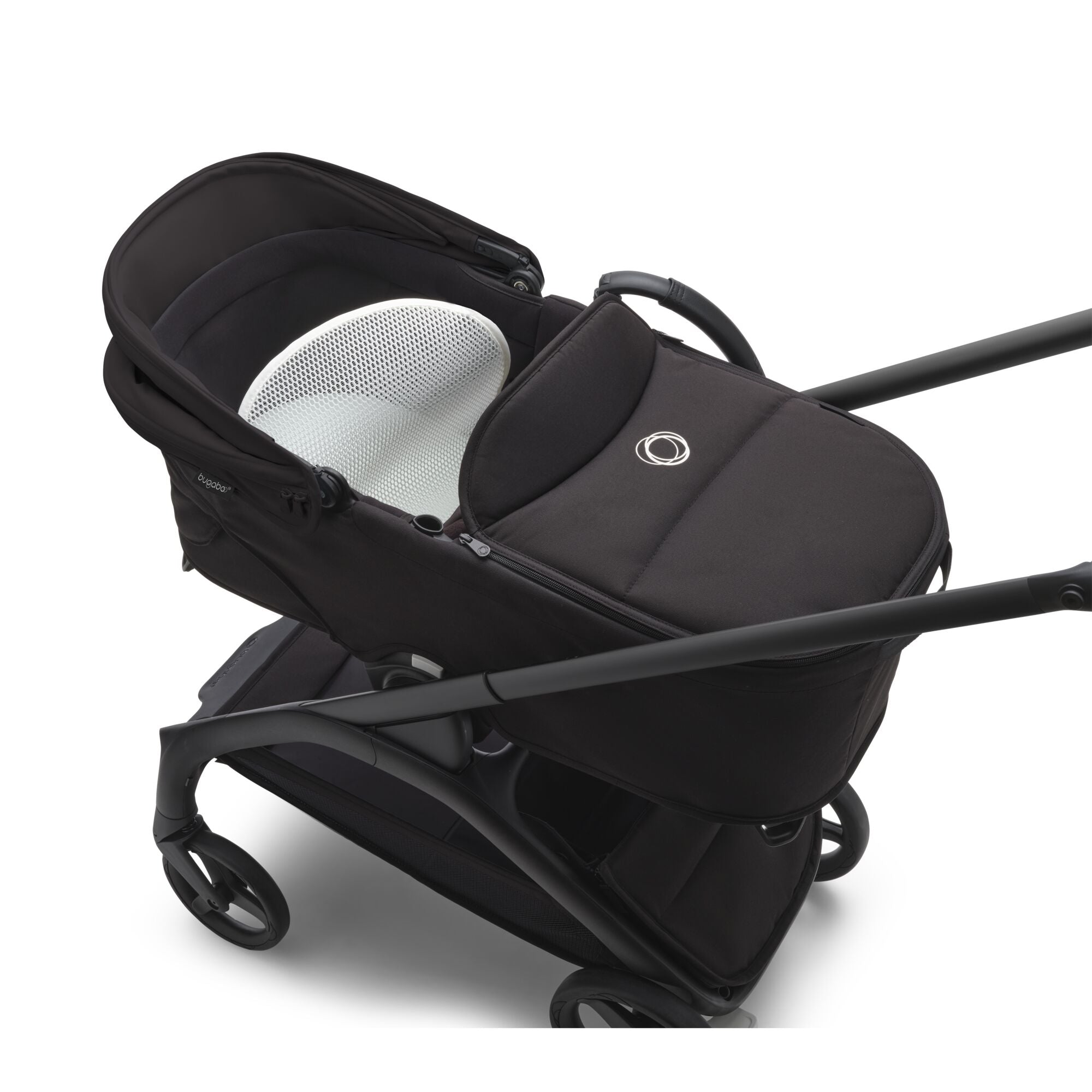 coche Bugaboo Dragonfly negro con moisés acolchado y ventilado, ofreciendo máxima comodidad y seguridad al recién nacido durante los paseos.