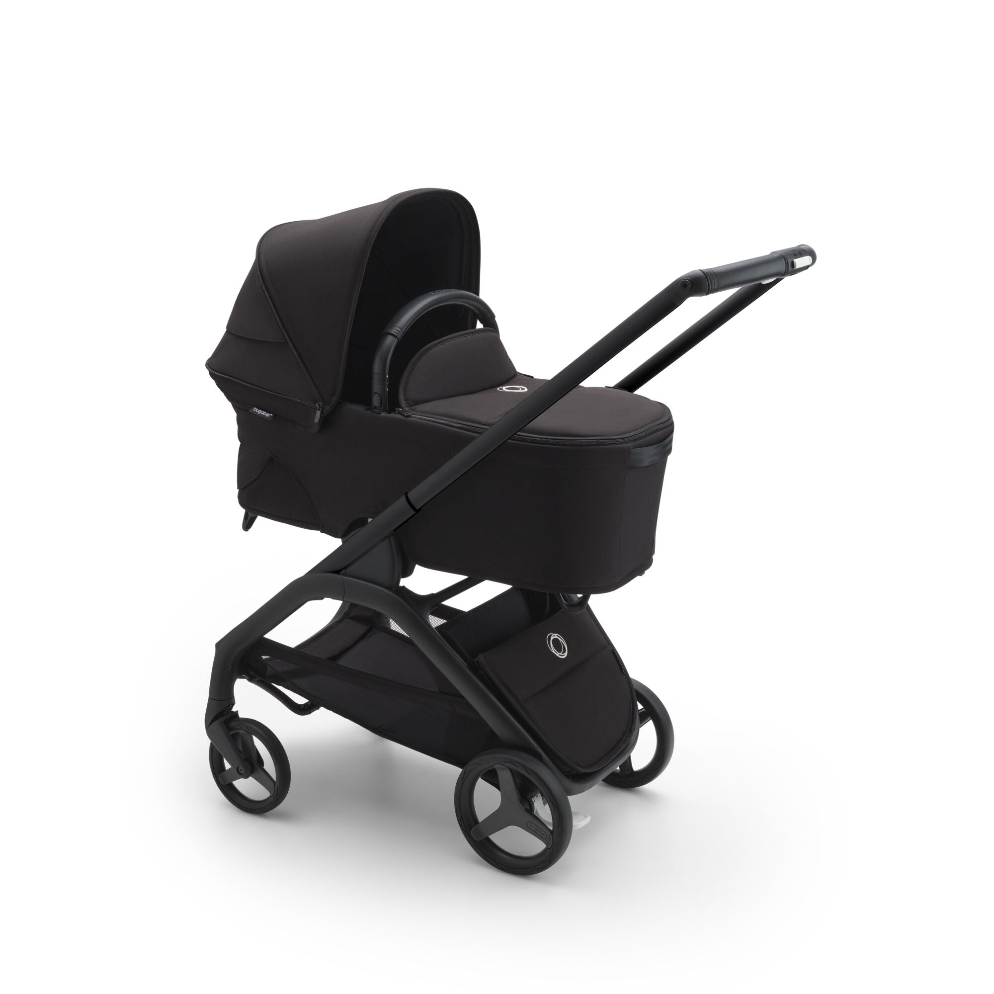 Bugaboo Dragonfly negro en configuración con moisés, destacando su capota extensible y chasis liviano perfecto para la vida urbana.