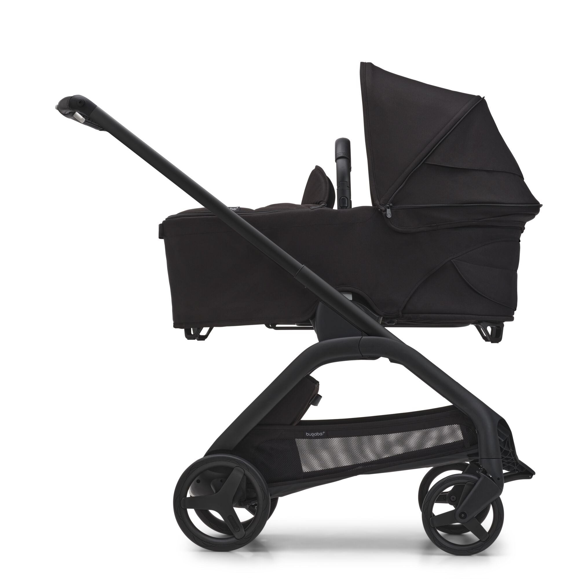 El Bugaboo Dragonfly en su modelo con moisés para usarlo desde su nacimiento, ofrece comodidad y confort.