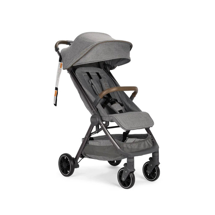 Coche Compacto marca Nuna model TRVL gris vista lateral