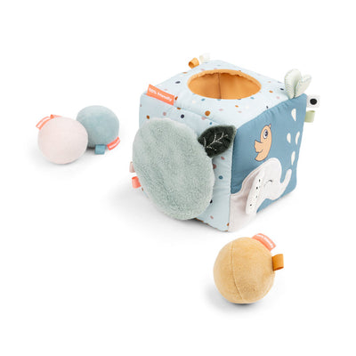 Cubo de actividades Done by Deer con juguetes colgantes y texturas interactivas.