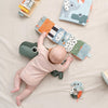 Done by Deer Cubo Desplegable Sensorial completamente extendido, mostrando sus actividades interactivas.