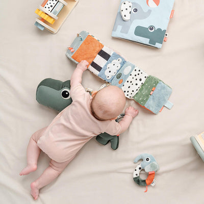 Done by Deer Cubo Desplegable Sensorial completamente extendido, mostrando sus actividades interactivas.
