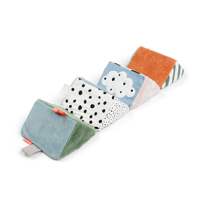 Cubo Desplegable Sensorial Done by Deer mostrando sus colores y actividades integradas.