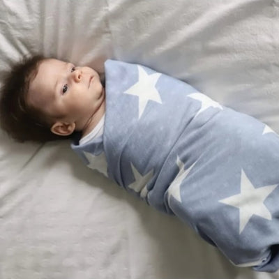 Manta Swaddle Kosleeping azul petróleo envolviendo cómodamente a un recién nacido