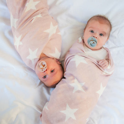 Manta Swaddle Kosleeping Bambú Rosada en uso