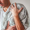 Bebé dormido envuelto en la Manta Swaddle Kosleeping Bambú Gris