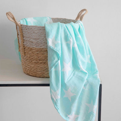 Manta Swaddle Kosleeping Bambú Verde extendida mostrando su textura suave y tamaño amplio