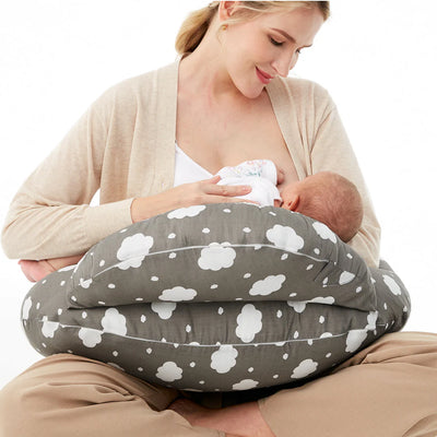 Mamá usando la cojin de lactancia Momcozy para amamantar