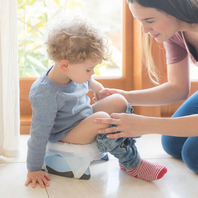 Niño usando la pelela Potette como orinal