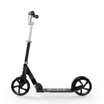 Micro Scooter Crucero negro para paseos urbanos cómodos y estables.