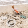 Guarda las geniales figuras de arena Croco y Elphee y la pala Lalee en el bonito balde y ve de aventuras a la playa, al arenal o úsalo dentro de casa para jugar con la arena.