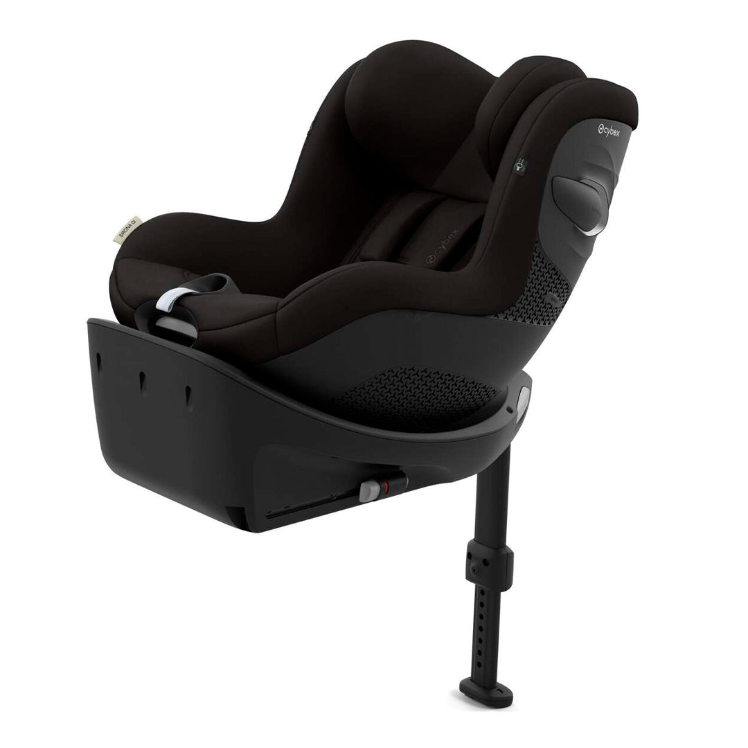 La silla de auto Sirona Gi i-Size orientada en sentido contrario (ACM) rota 360° para colocar a tu pequeño fácilmente. 