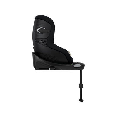 La Silla de Auto Convertible Sirona Gi I Size Sila sujeción al vehículo es Isofix con pie de apoyo.