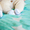 Detalle del tejido 100% bambú de la Manta Swaddle Kosleeping en color verde