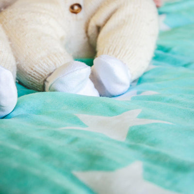 Detalle del tejido 100% bambú de la Manta Swaddle Kosleeping en color verde