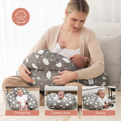 Mamá usando la almohada de lactancia Momcozy para amamantar o alimentar con mamadera cómodamente