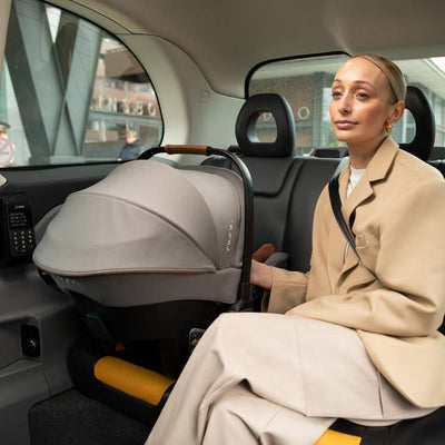Nuna Pipa URBN anclada a isofix del auto.