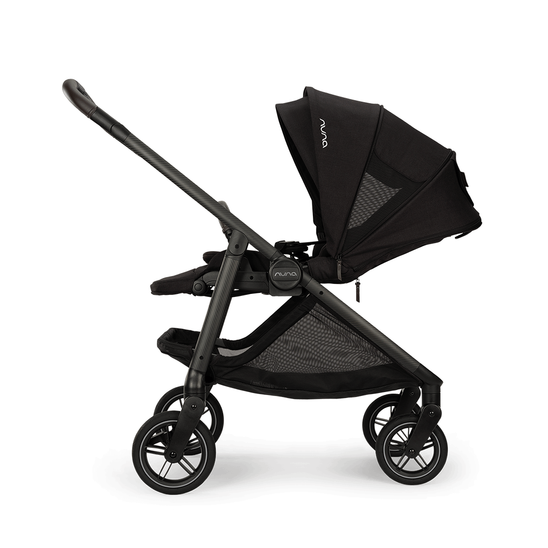 Coche de paseo Nuna SWIV con reclinación casi horizontal para recién nacidos.