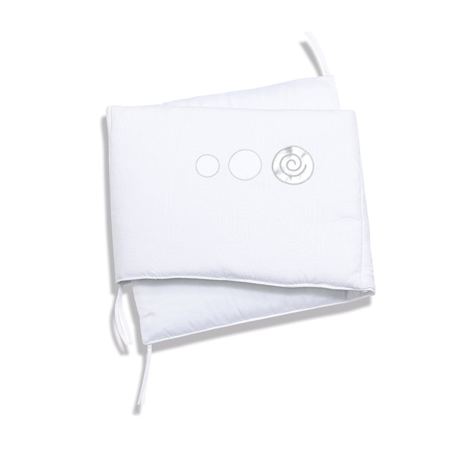 Protector para cuna de 60x120cm marca Alondra blanco con bordado de fantasía