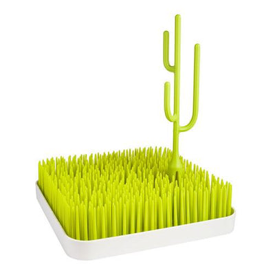 Boon Poke Cáctus en uso, ayudando a organizar mamaderas y accesorios de manera eficiente.