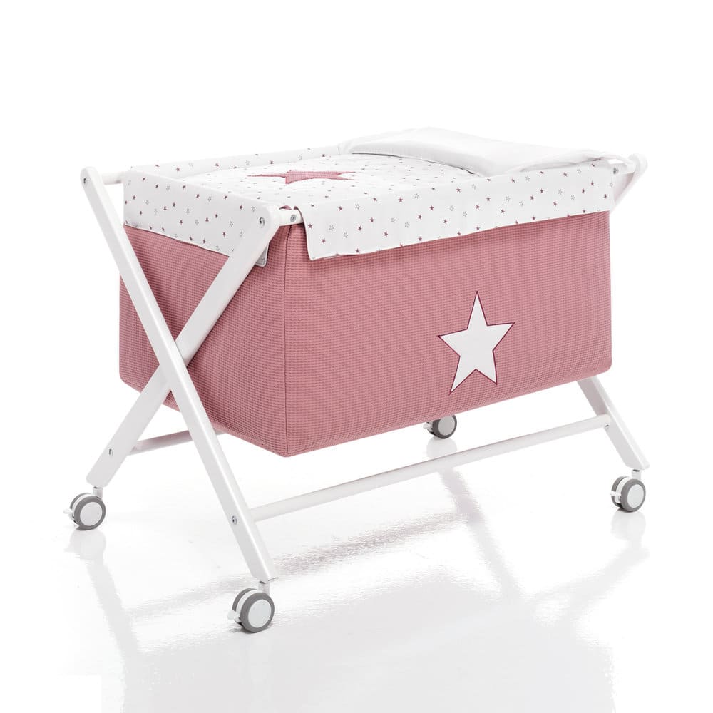 Cuna pequeña con ruedas para el primer año. De Alondra España