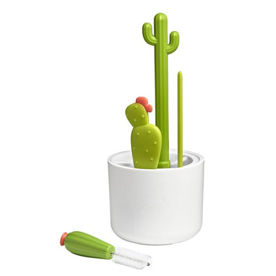 Boon Cacti Kit de Cepillos de Limpieza y Recipiente Verde en uso, limpiando mamaderas de manera eficiente.