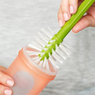 Boon Cacti Kit de Cepillos de Limpieza y Recipiente Verde en la cocina, manteniendo los cepillos organizados.