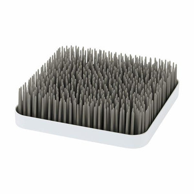 Boon Grass Secador de Mamaderas Gris, diseñado para organizar y secar mamaderas y accesorios eficientemente.