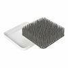 Boon Grass Secador de Mamaderas Gris en uso, secando mamaderas y accesorios de lactancia de forma ordenada.
