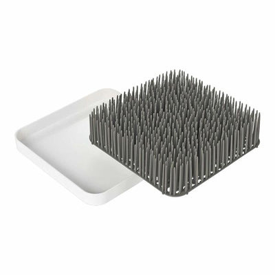 Boon Grass Secador de Mamaderas Gris en uso, secando mamaderas y accesorios de lactancia de forma ordenada.