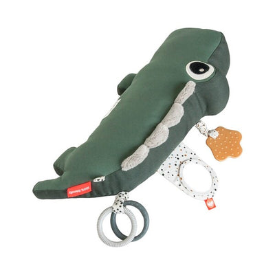Cojín de actividades Done by Deer - Croco Verde con juguetes colgantes y texturas estimulantes para bebés.
