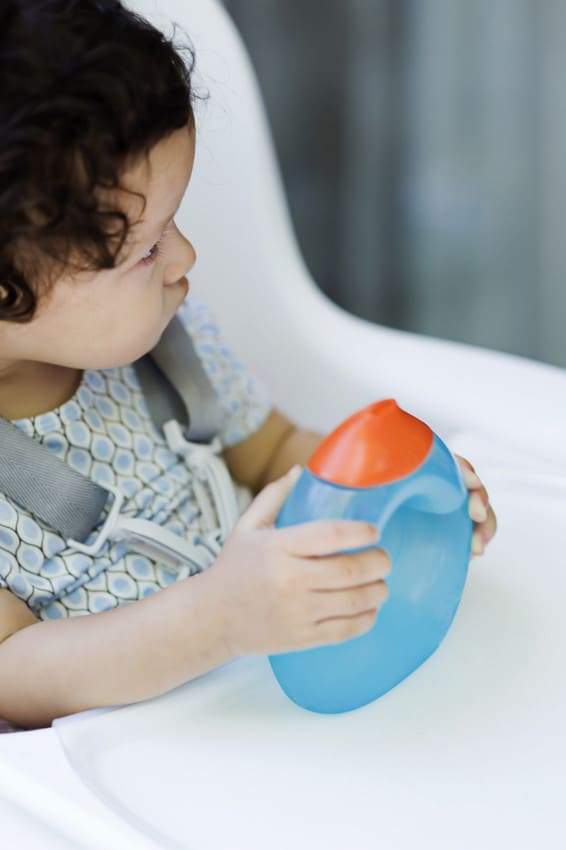 Vaso anti derrame para niños desde los 9 meses en blanca y augusto