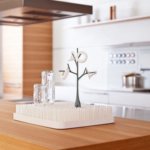 Detalle del Boon Lawn Secador de Mamaderas Blanco, con diseño en forma de césped.