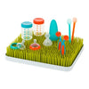 Boon Lawn Secador de Mamaderas Verde en una cocina moderna, manteniendo todo organizado y seco.