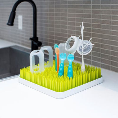 Boon Lawn Secador de Mamaderas Verde en uso, secando mamaderas y accesorios de lactancia de forma eficiente.