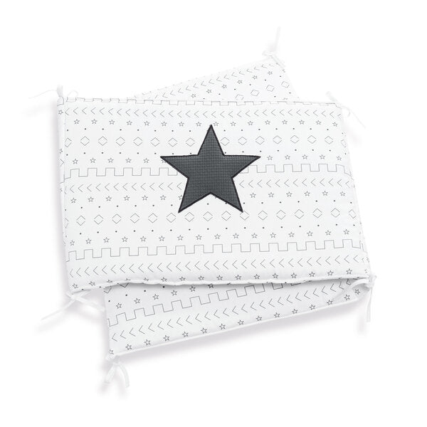 Protector de cuna de 70x140cm modelo Etnik en tono antracita con blanco marca Alondra.