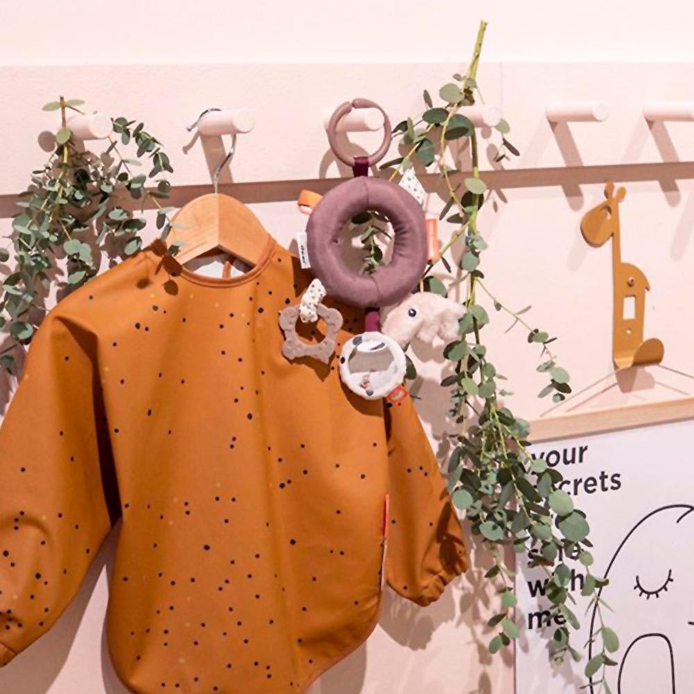 Colgante de actividades Done by Deer - Rosa con materiales seguros y diseño ergonómico.