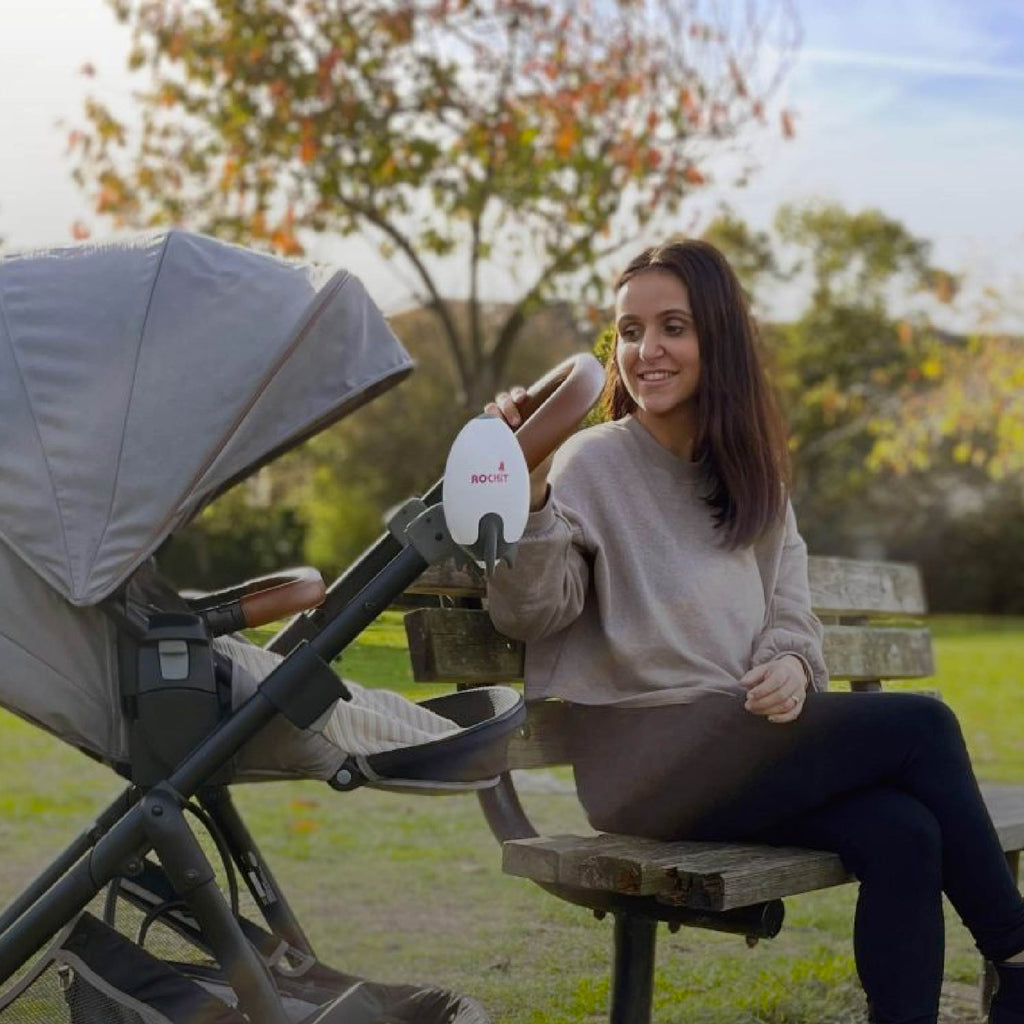 Mecedor en forma de cohete portátil de la marca Rockit para anclar al coche de tu bebé. Recargable con USB. Un verdadero descanso tanto para los papás como para nuestros bebés. Mejora el sueño de tu bebé. Un sueño seguro, tranquilo y profundo. Un sueño reponedor con este mecedor disponible en blanca y augusto.